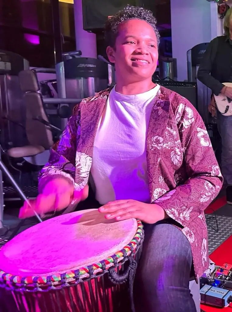 Samantha djembé workshopleider Kente-Kente